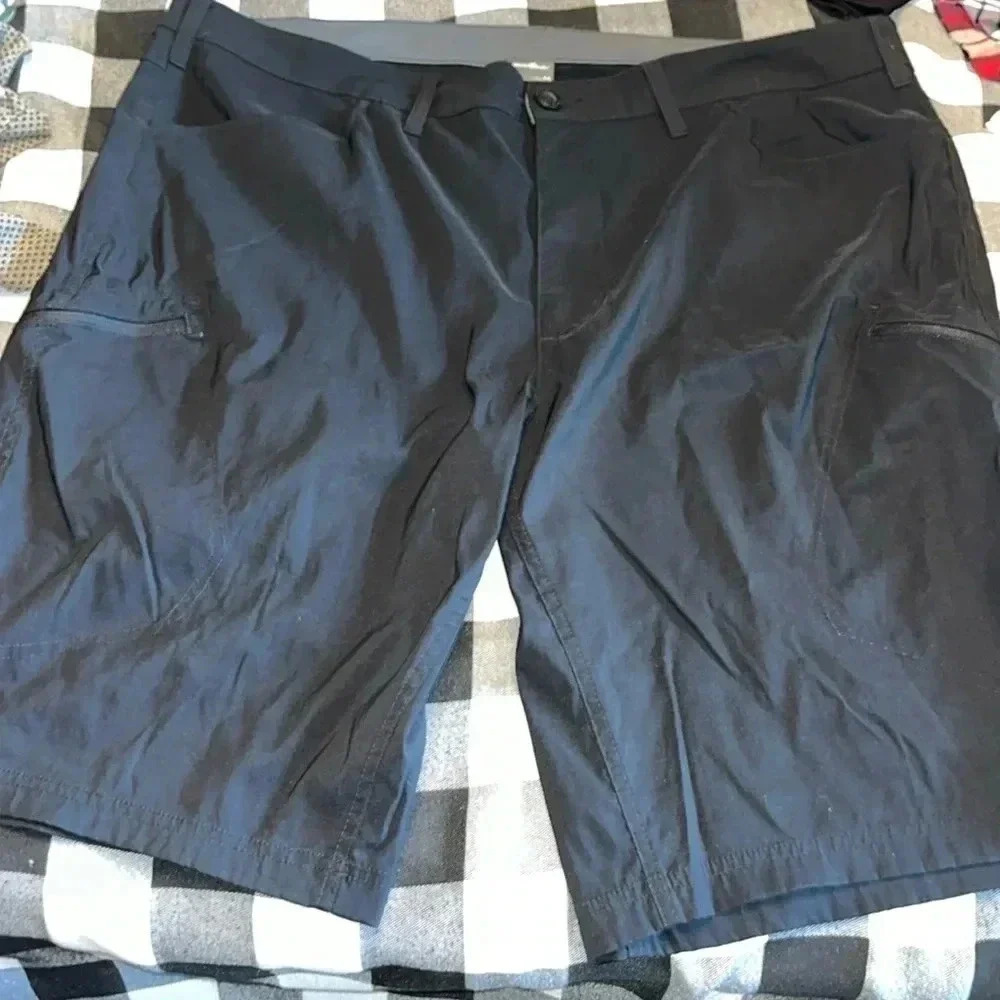 EDDIE BAUER size 44 black men’s shorts